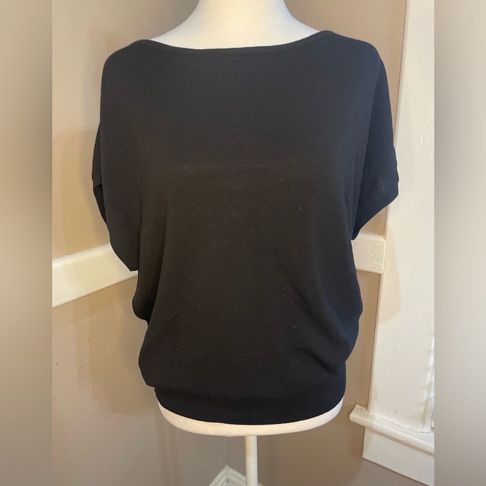 Tahari Black Top w open sleeves and fitted band waist to create definition EUC L